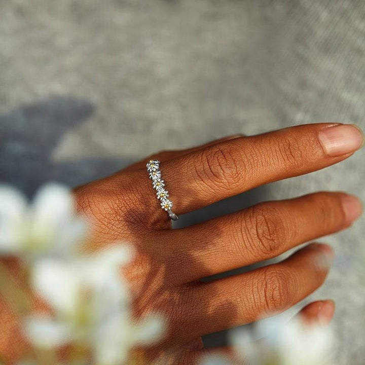 Adjustable silver ring with marguerites