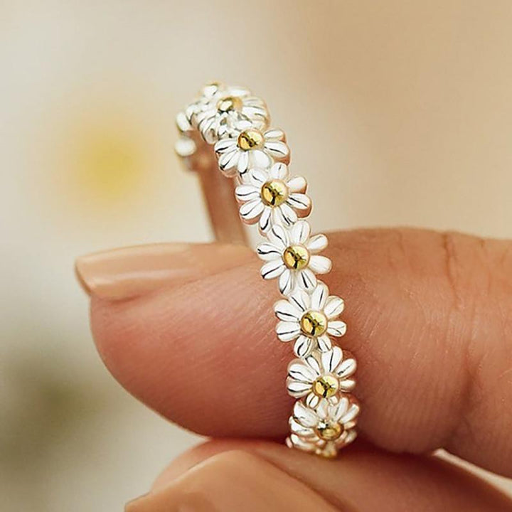 Adjustable silver ring with marguerites