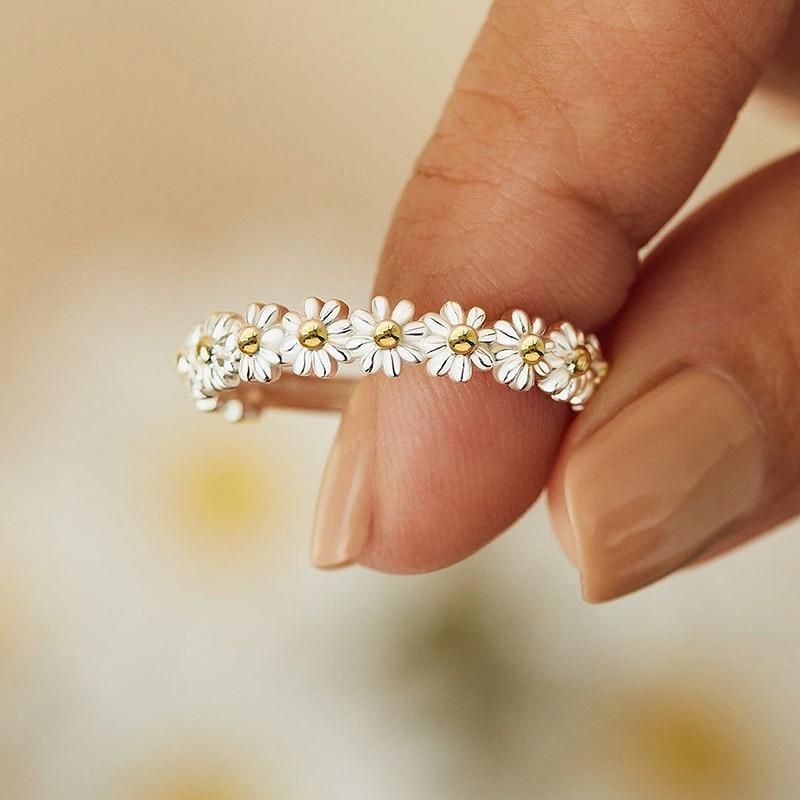 Adjustable silver ring with marguerites