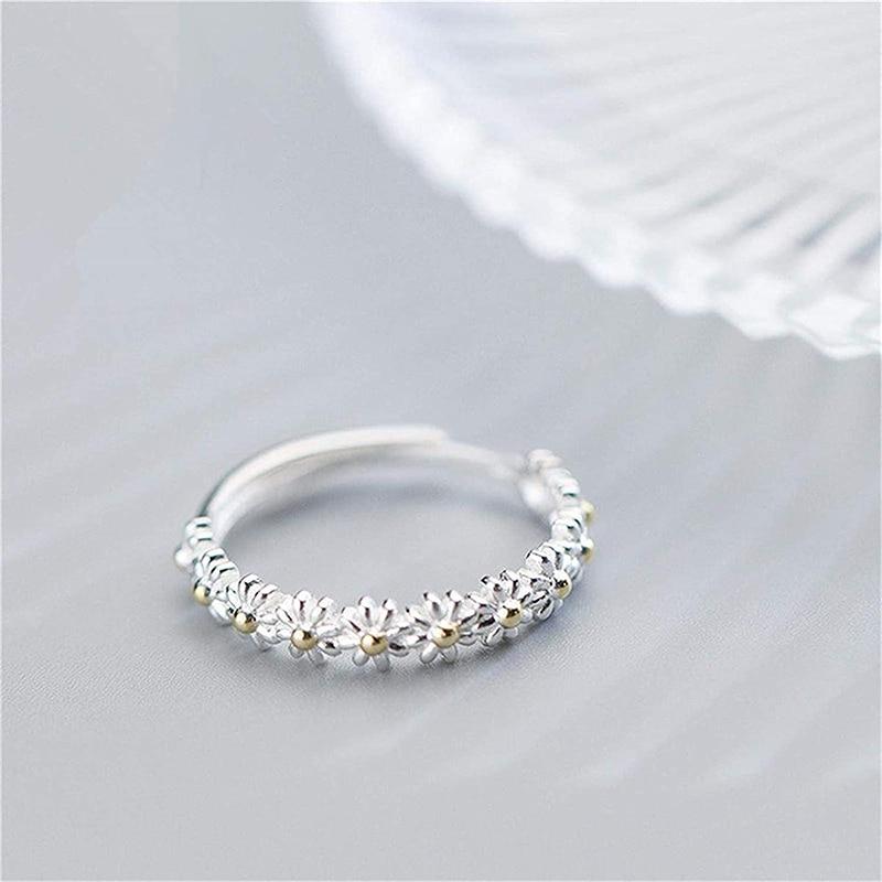 Adjustable silver ring with marguerites