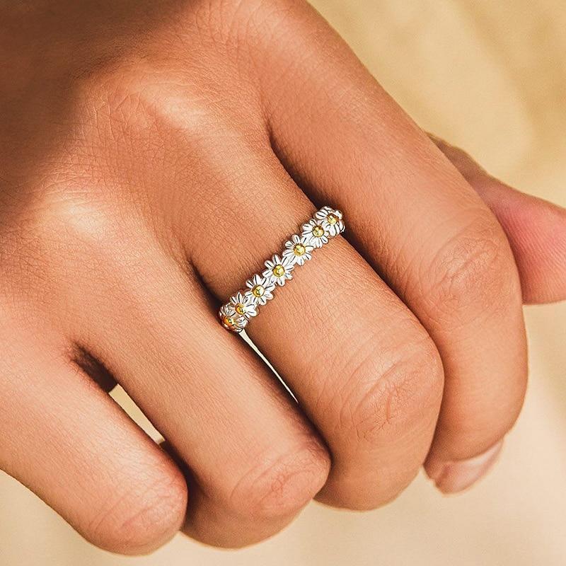 Adjustable silver ring with marguerites