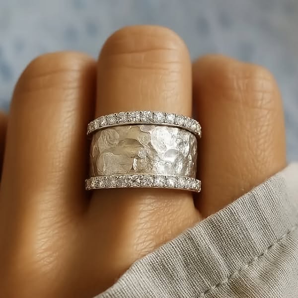 ダイヤモンドの婚約指輪が2つ付いたシルバーリング